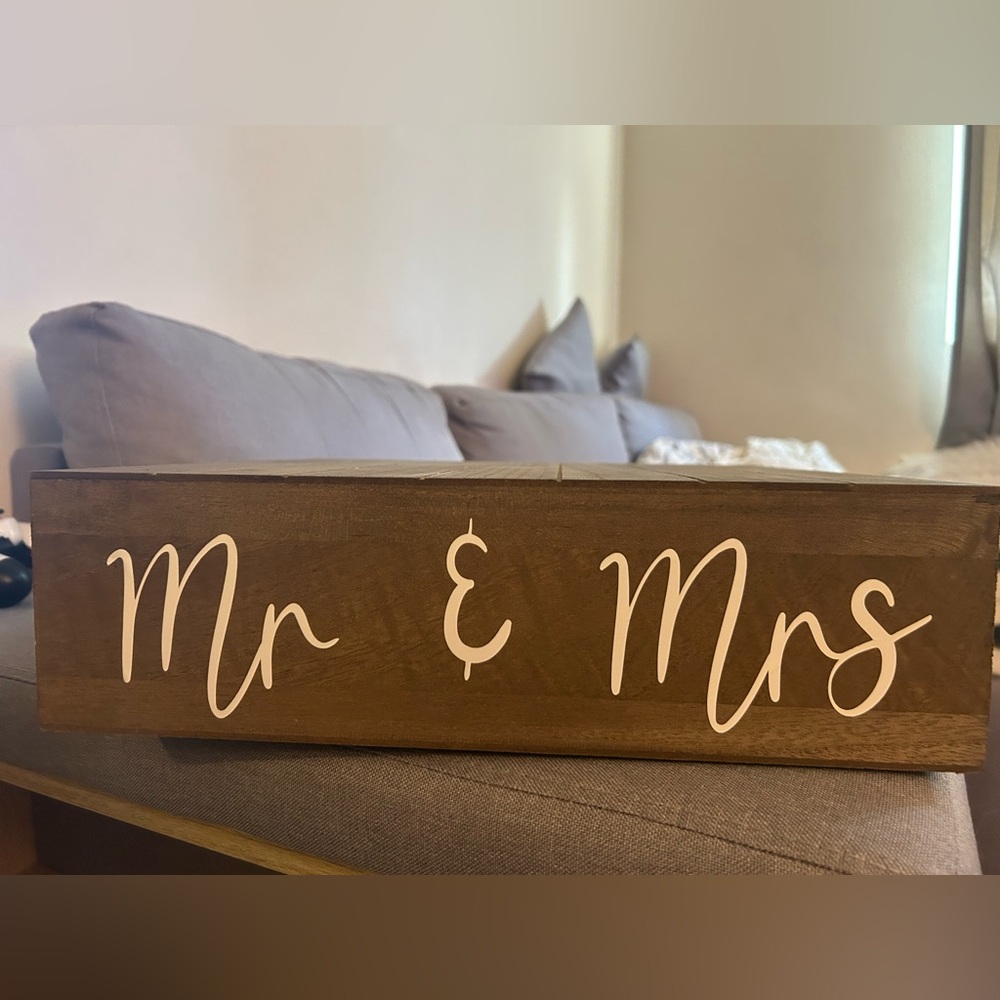Brown 'Mr & Mrs' Wedding Cake Stand
